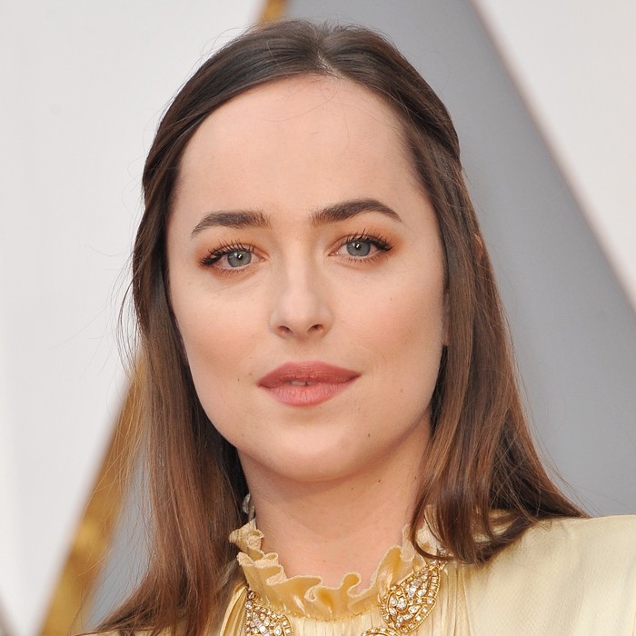 Is Dakota Johnson Sporting the Right Hairstyle for Her Face Shape and ...